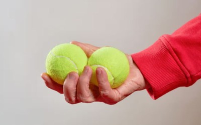 Lý do nên mang theo bóng tennis cùng chiếc tất lên máy bay