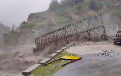 Lũ quét cuốn trôi cây cầu, một tài xế mất tích khi đứng xem