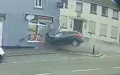Nghe điện thoại khi lái xe, tài xế đâm sập cửa hàng thức ăn nhanh