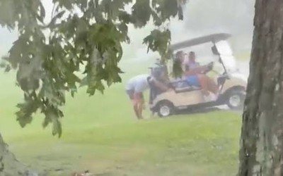 Đứng trú mưa dưới gốc cây, tay golf bị sét đánh trúng