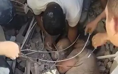 Em bé được giải cứu khỏi đống đổ nát sau trận động đất