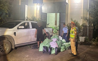 Nghi vấn từ chiếc xe bán tải chạy nhanh trên cao tốc, lộ hàng trăm bình “khí cười”