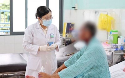 Người đàn ông 51 tuổi nguy kịch sau khi dùng loại thuốc nhỏ mắt "quen thuộc"