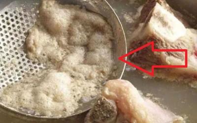 Lớp bọt nổi lên khi hầm xương là dưỡng chất hay tạp chất, có nên vớt bỏ?
