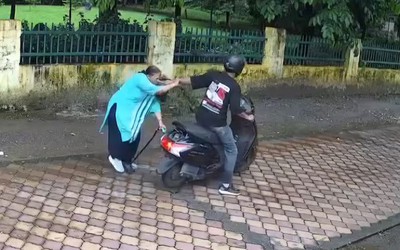 Vờ hỏi chuyện, người đàn ông cướp dây chuyền rồi bỏ chạy
