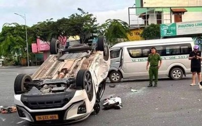 Xe taxi bị tông lật ngửa tại giao lộ, 9 người bị thương phải nhập viện