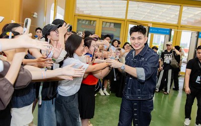 Ca sĩ Jun Phạm và fan làm điều đặc biệt khiến nhiều người xúc động