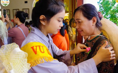 Bảy Núi mùa Vu Lan: Khi tình yêu thương được cài lên ngực áo