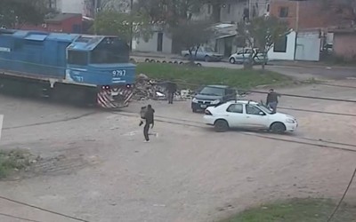 Ô tô chết máy mắc kẹt trên đường ray bị đoàn tàu đâm trúng
