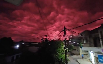 Bầu trời chuyển sang màu đỏ rực như ngày "tận thế"