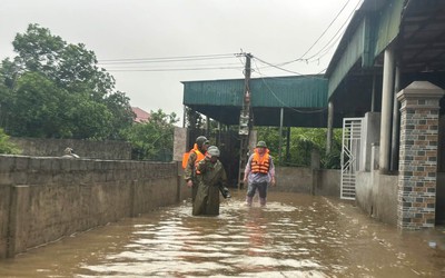 Mưa lớn ở miền Trung, nước tràn vào nhà dân, nhiều bản làng bị chia cắt