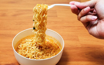 Người đàn ông suýt tử vong sau khi ăn mì tôm, câu hỏi của bác sĩ khiến mẹ bật khóc