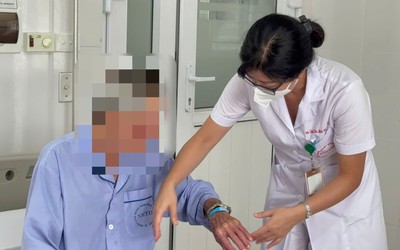 Người đàn ông 41 tuổi yếu tay chân, không thể tự đi lại vì lý do này
