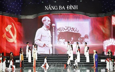 Chủ tịch Quốc hội Trần Thanh Mẫn dự Chương trình nghệ thuật chính luận "Nắng Ba Đình"