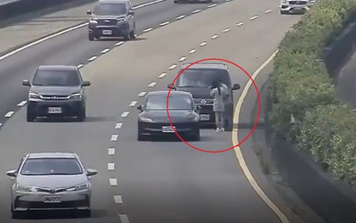 Đứng giữa đường cao tốc giải quyết va chạm, 2 tài xế bị đâm tử vong
