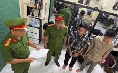 Dùng còng số 8 ép viết giấy nợ hơn nửa tỷ đồng, nhóm giang hồ bị tạm giữ hình sự