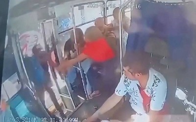 Cụ bà cầm gậy đuổi 2 tên cướp khỏi xe buýt