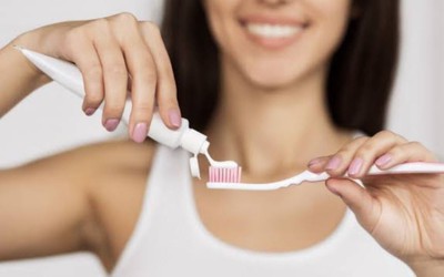 Đánh răng trước hay sau khi ăn sáng thì tốt hơn?