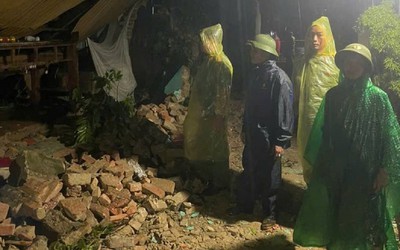 Sập nhà giữa mưa giông ở Hà Nội, cụ ông 82 tuổi được cứu trong gang tấc