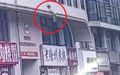 Người đàn ông dùng tay không đỡ bé gái 2 tuổi rơi xuống từ độ cao 6 mét