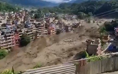 Khoảnh khắc lũ quét kinh hoàng ở Nepal, người dân bỏ chạy để thoát thân
