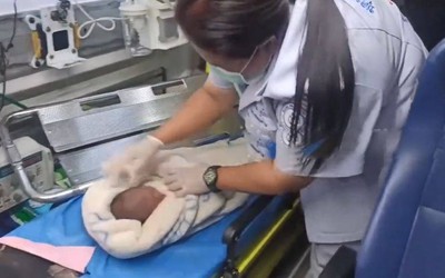 Phát hiện bé trai sơ sinh bị bỏ rơi trong túi quần áo