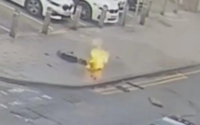 Vỉa hè bất ngờ phát nổ rồi bốc cháy khiến người đi bộ sợ hãi