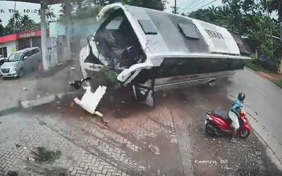 Tránh xe máy, xe buýt chở khách dự đám cưới lật nghiêng