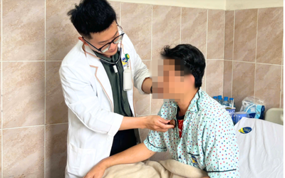Sốt 40 độ sau chuyến du lịch, người đàn ông 34 tuổi ho ra máu, nguy kịch vì một sai lầm