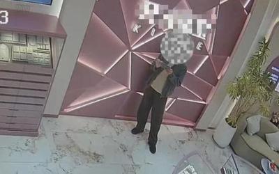 Người đàn ông 30 tuổi vào cửa hàng "mua sạch" vàng miếng, nhân viên vội báo cảnh sát