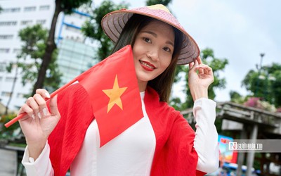 Tp.HCM rực rỡ sắc đỏ, người trẻ xuống phố chào mừng Quốc khánh 2/9