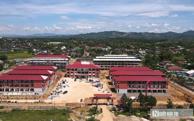 Công nhân miệt mài bám trụ công trường xuyên lễ vì ngày khai giảng của trẻ vùng cao