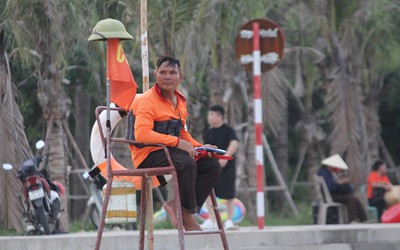 Những người thầm lặng “canh giữ” nơi biển cả: “Lá chắn” an toàn cho du khách