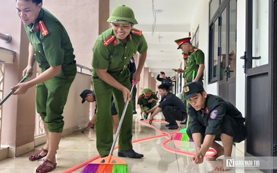 Chủ nhật không nghỉ, chiến sĩ Công an Huế dọn trường đón học sinh vùng biên