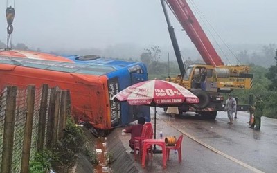 Xe khách chở 33 người mất lái lật nghiêng bên đường