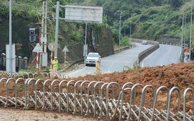 Thót tim cảnh đất đá bất ngờ đổ ập xuống đường, người đi đường thoát nạn trong gang tấc