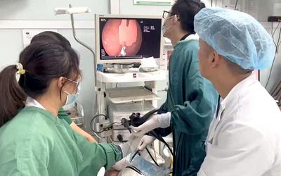 Bé trai 20 tháng tuổi nhập viện cấp cứu vì nuốt phải mảnh thìa nhựa
