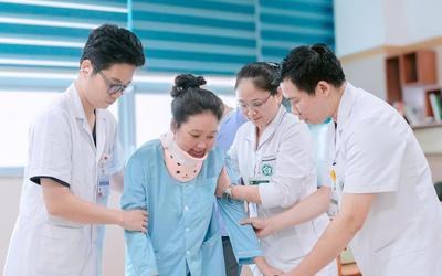 Bác sĩ Việt giúp người phụ nữ Lào tự đi lại sau 8 tháng bị liệt