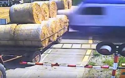 Đoàn tàu đâm trúng xe chở rơm dừng giữa đường ray
