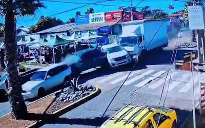 Xe tải mất lái đâm trúng 8 xe khác khiến 13 người bị thương