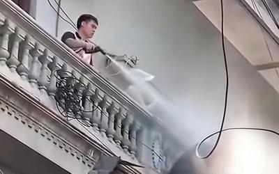 Khởi tố người đàn ông dùng vòi cao áp xịt nước vào thợ xây nhà sát vách