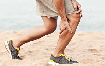 Chàng trai trẻ đau chân dữ dội, mất khả năng đi lại vì làm việc này trên giường mỗi ngày