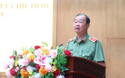 Xem công an bắn súng giữa màn khói, vừa bơi vừa mang súng AK
