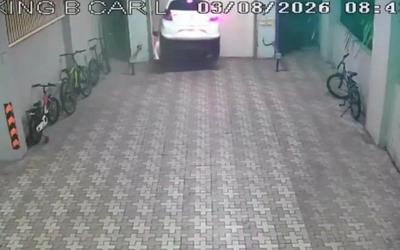 Tài xế lái xe ô tô lao thẳng vào giếng thang máy đang mở