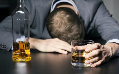 Ngứa kéo dài khiến người bệnh lạm dụng rượu để ngủ, bác sĩ cảnh báo hệ lụy