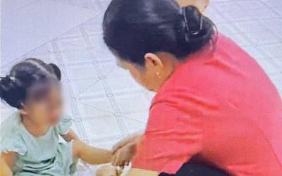 Bảo mẫu "luồn dây thun bắn chân hai cháu bé 2 tuổi" khai gì?