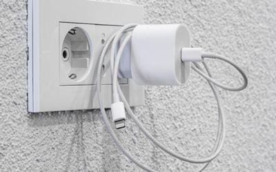 Rủi ro tiềm ẩn khi cắm củ sạc cả ngày dù không dùng