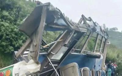 Xe buýt lao xuống vực khiến 8 người tử vong, hiện trường đau lòng