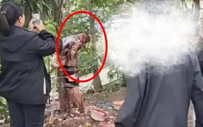 Chú rể bị trói vào cây trong ngày cưới, lý do gây bất ngờ