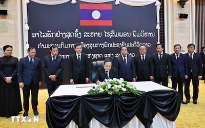 Chủ tịch Quốc hội Trần Thanh Mẫn viếng Chủ tịch Quốc hội Lào tại Vientiane